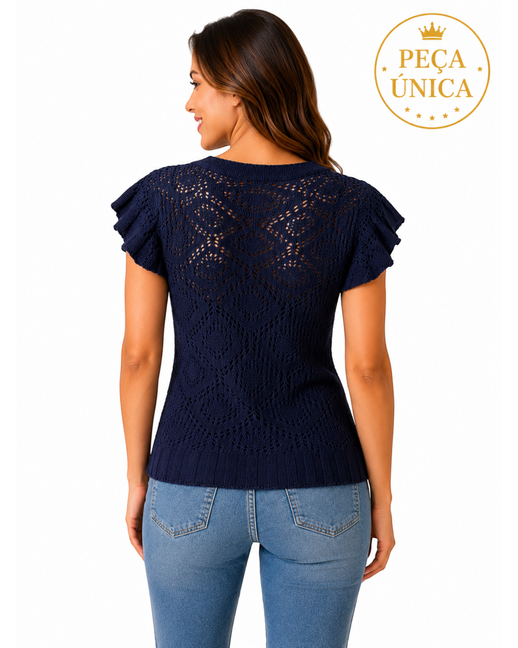 Modelo de costas vestindo blusa BAZAR OFICIAL EFATA azul-marinho em tricô rendado com mangas curtas de babados.