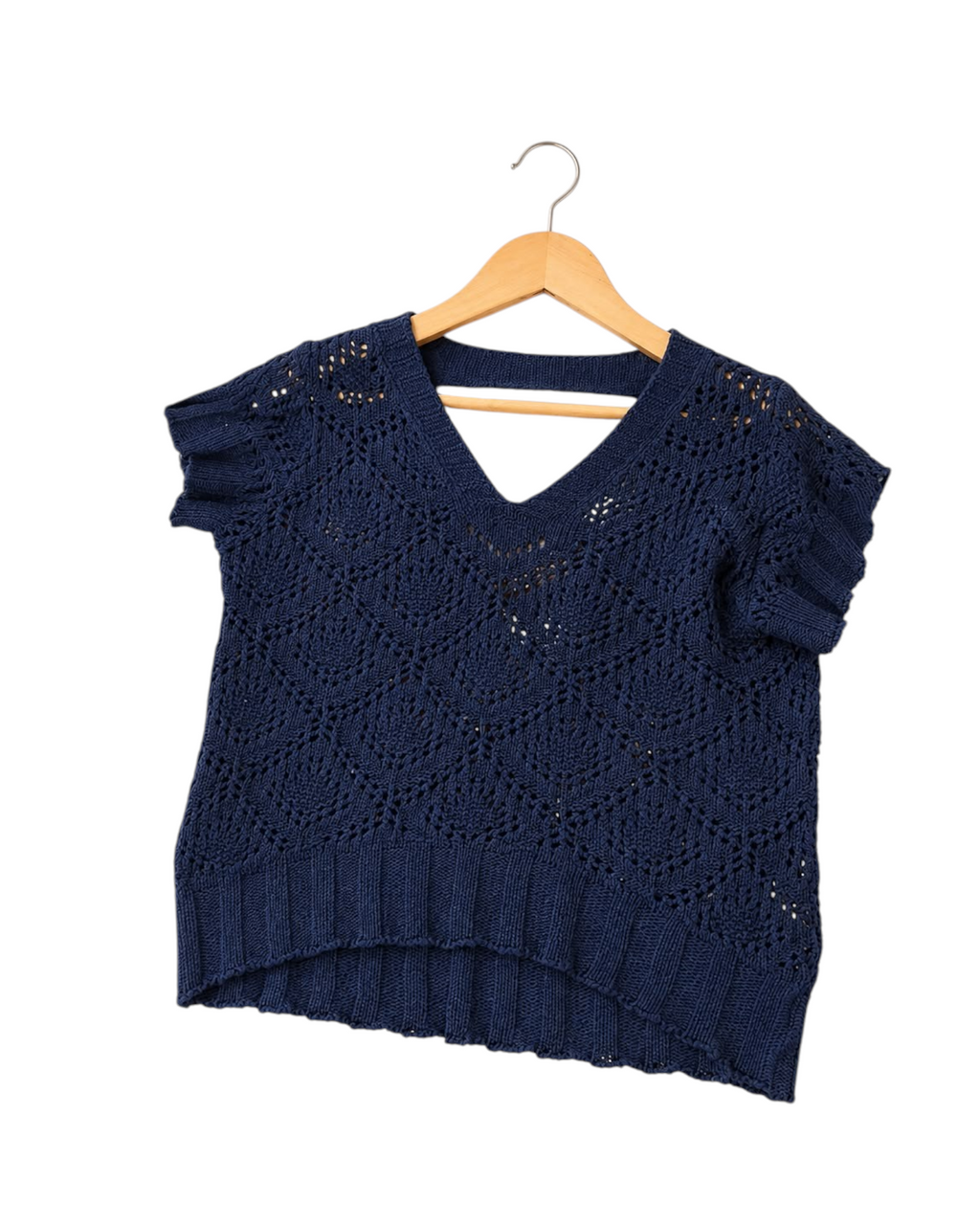 Blusa feminina BAZAR OFICIAL EFATA azul-marinho em tricô rendado com mangas curtas de babado em cabide de madeira.