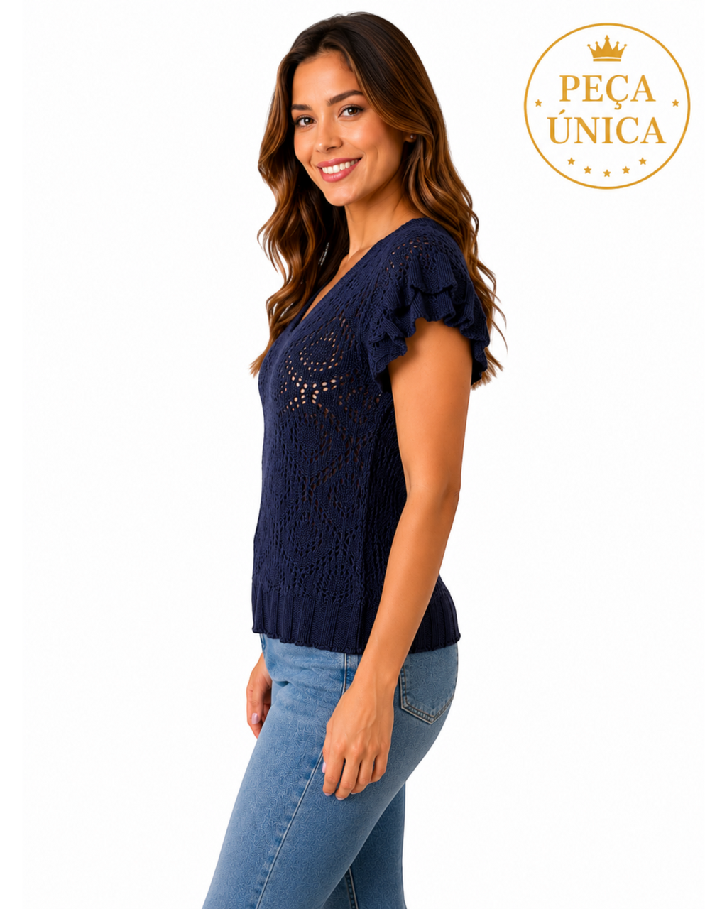 Modelo vestindo blusa BAZAR OFICIAL EFATA azul-marinho de tricô rendado com mangas curtas de babado e barra canelada.