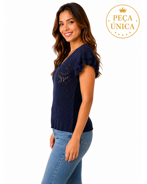 Modelo vestindo blusa BAZAR OFICIAL EFATA azul-marinho de tricô rendado com mangas curtas de babado e barra canelada.