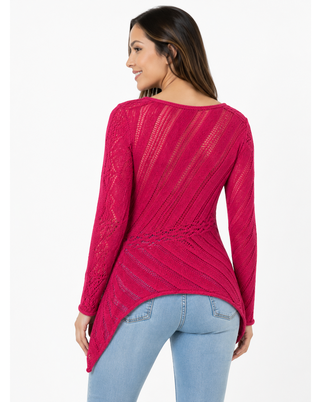 Modelo veste blusa BAZAR OFICIAL EFATA de tricô rosa pink com manga longa, trama vazada e barra assimétrica