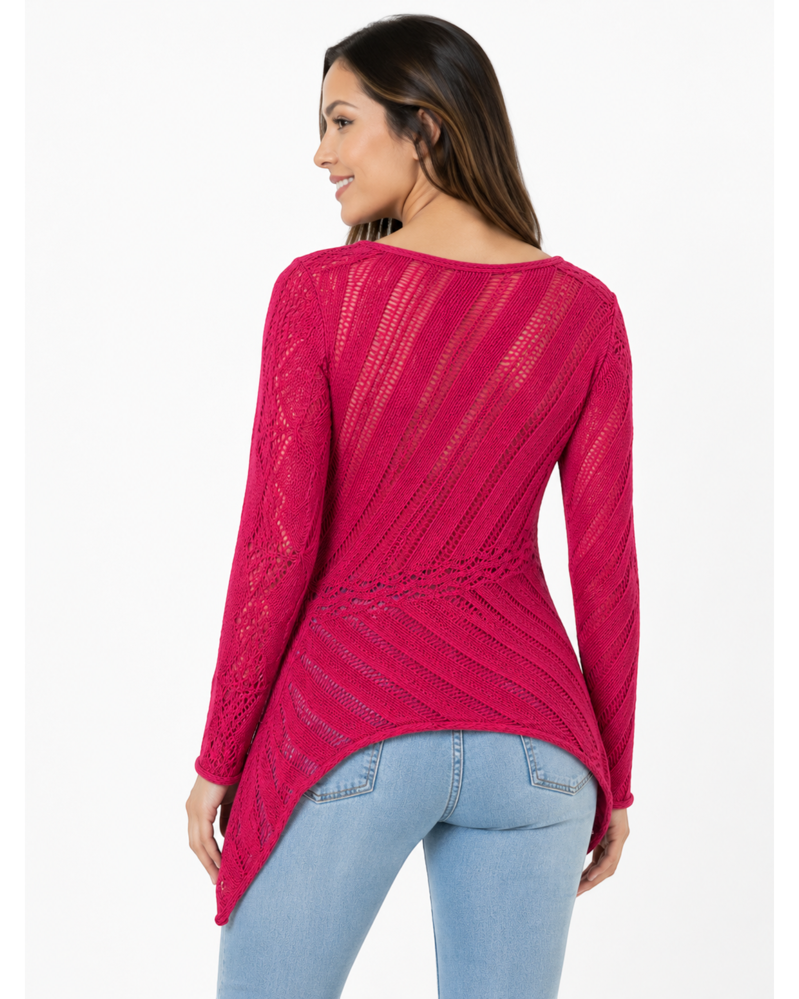 Modelo veste blusa BAZAR OFICIAL EFATA de tricô rosa pink com manga longa, trama vazada e barra assimétrica