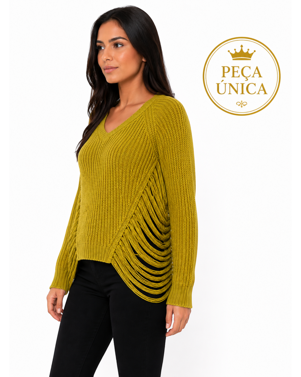 Blusa de tricô verde oliva BAZAR OFICIAL EFATA com decote em V, mangas longas e franjas vazadas nas laterais.