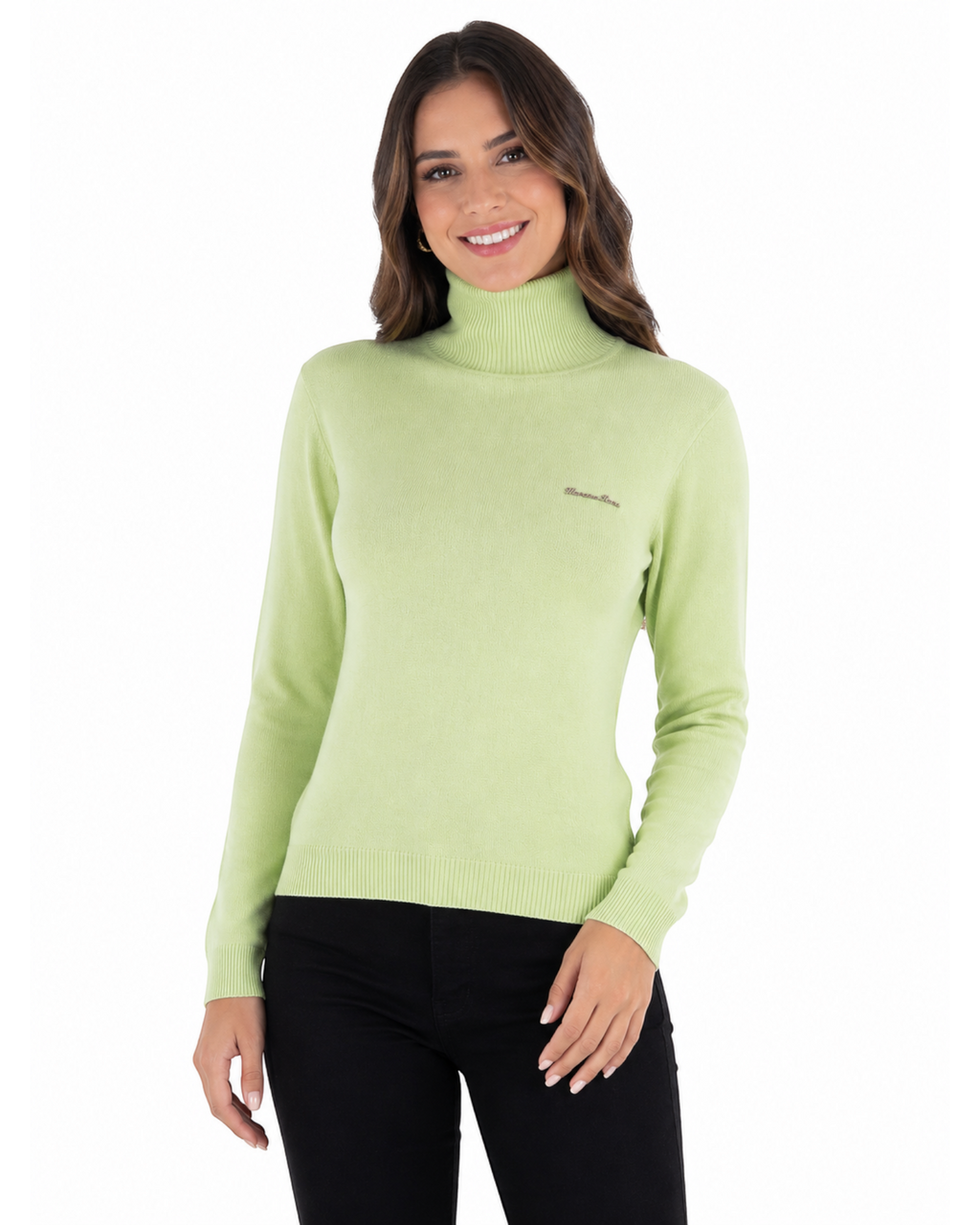 Modelo vestindo blusa de tricô verde claro Morena Rosa com gola alta e mangas longas, disponível no BAZAR OFICIAL EFATA