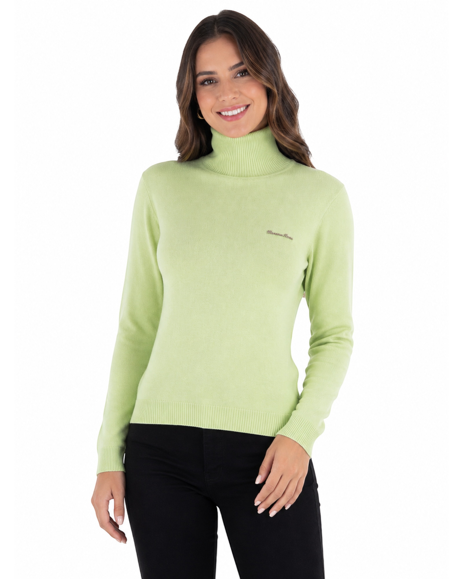 Modelo vestindo blusa de tricô verde claro Morena Rosa com gola alta e mangas longas, disponível no BAZAR OFICIAL EFATA