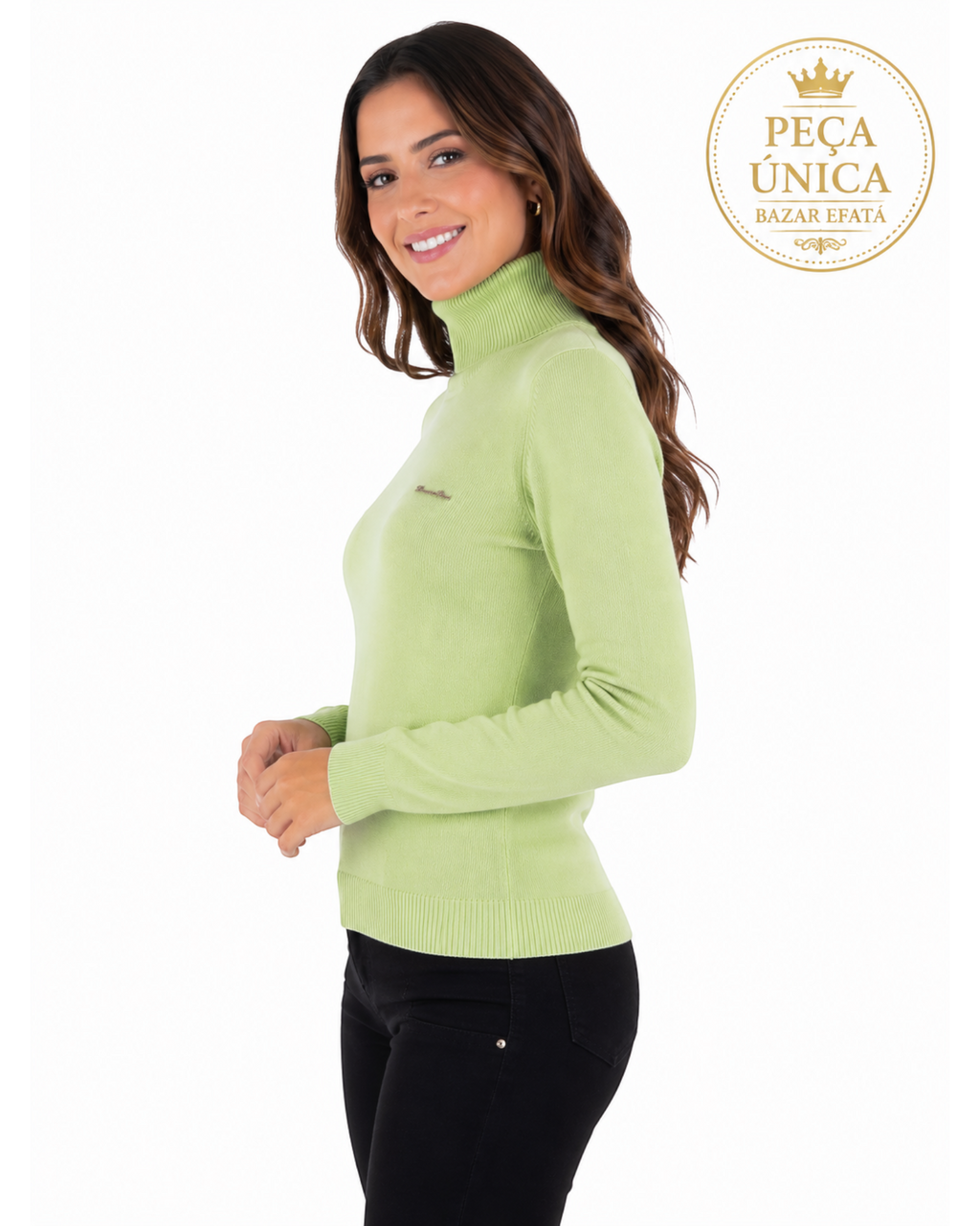 Modelo vestindo blusa de tricô verde claro de gola alta e manga longa da marca Morena Rosa, vista de perfil.