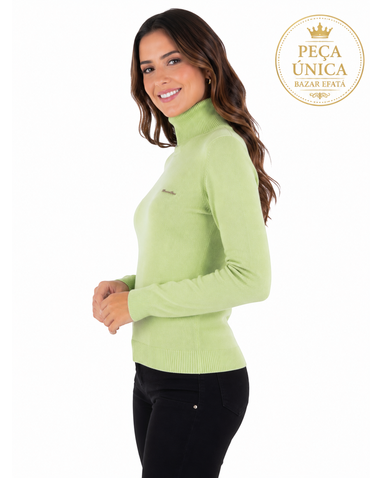 Modelo vestindo blusa de tricô verde claro de gola alta e manga longa da marca Morena Rosa, vista de perfil.