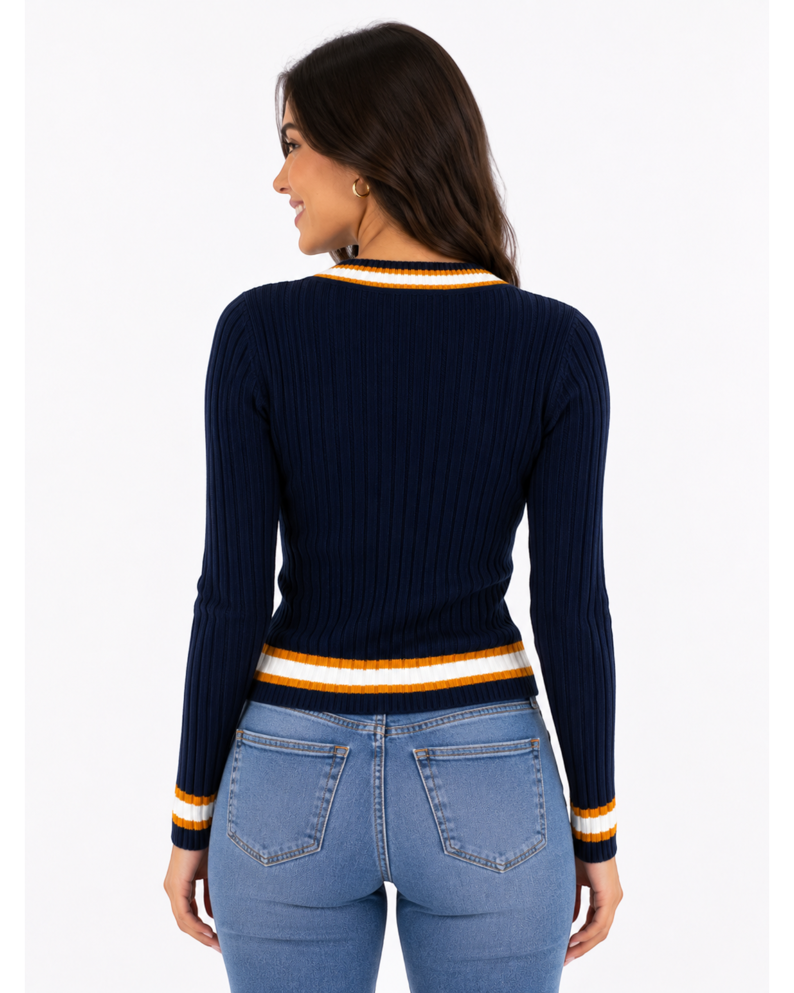 Modelo de costas vestindo blusa Forever 21 de tricô canelado azul marinho com listras brancas e mostarda na barra