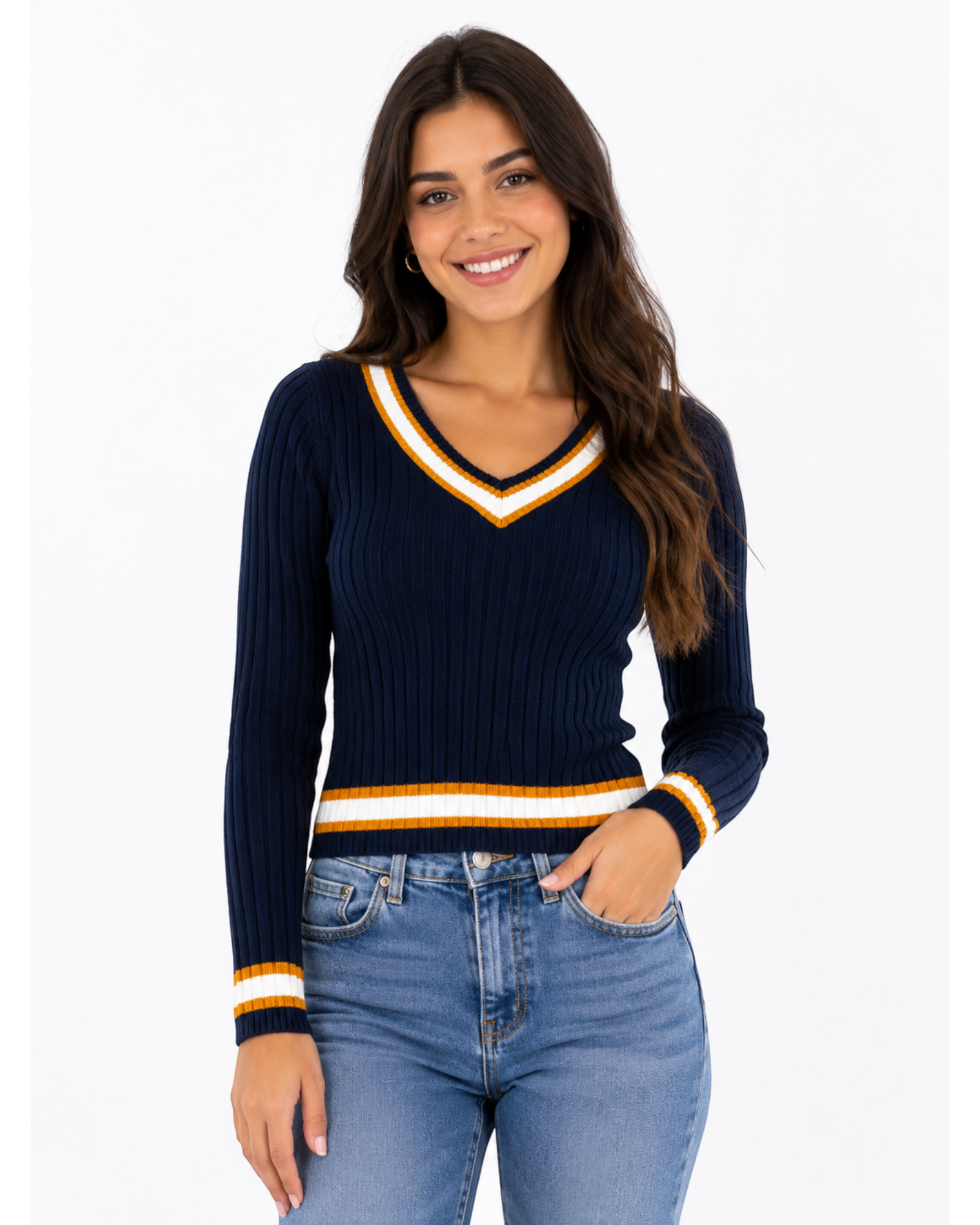 Modelo sorridente vestindo blusa Forever 21 de tricô canelado azul marinho com decote V e detalhes listrados