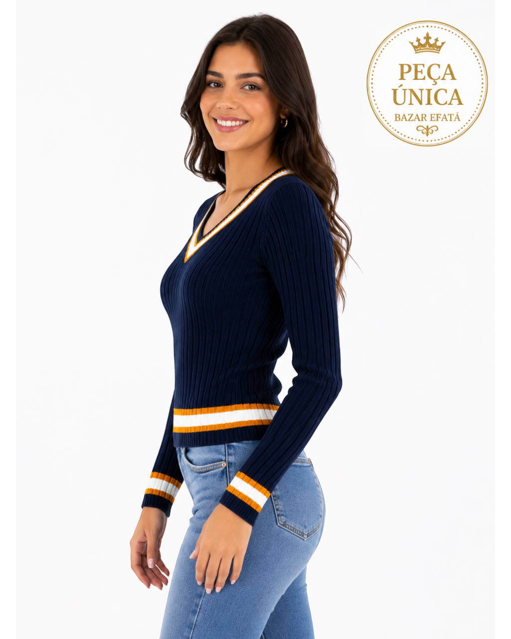Modelo vestindo blusa Forever 21 de tricô canelado azul marinho com decote V e listras brancas e mostarda
