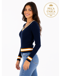 Modelo vestindo blusa Forever 21 de tricô canelado azul marinho com decote V e listras brancas e mostarda