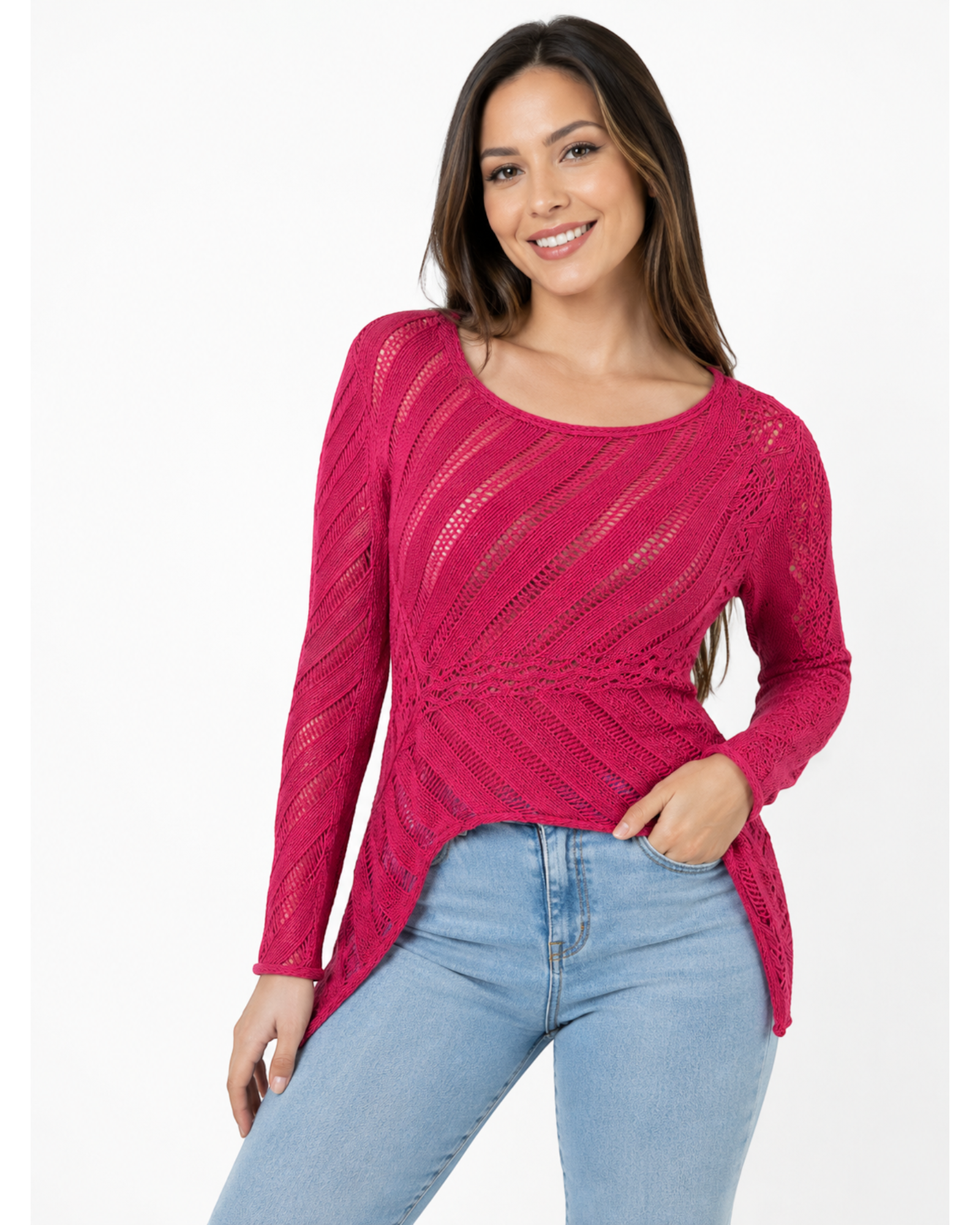 Modelo sorridente veste blusa BAZAR OFICIAL EFATA de tricô rosa pink com manga longa e trama vazada assimétrica.
