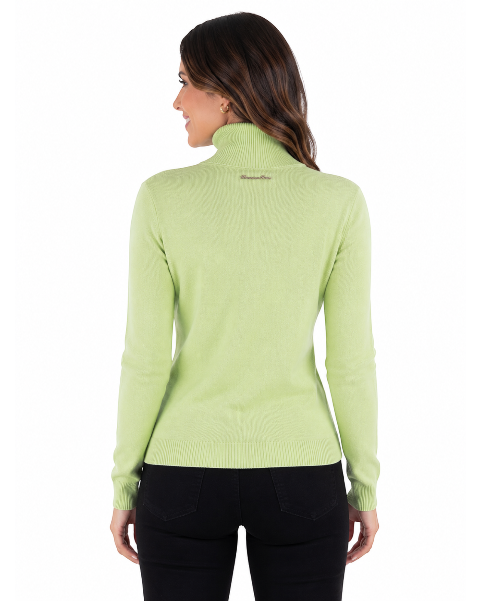 Vista traseira de blusa Morena Rosa em tricô verde-claro com gola alta e manga longa, vestida por modelo.