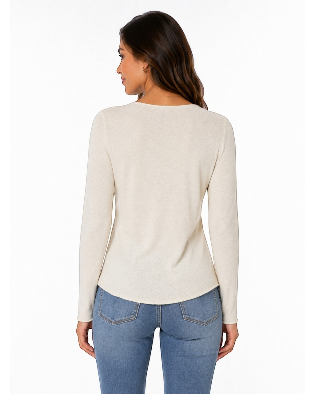 Vista traseira de blusa feminina Zara off white de manga longa em malha leve, usada por modelo com calça jeans.
