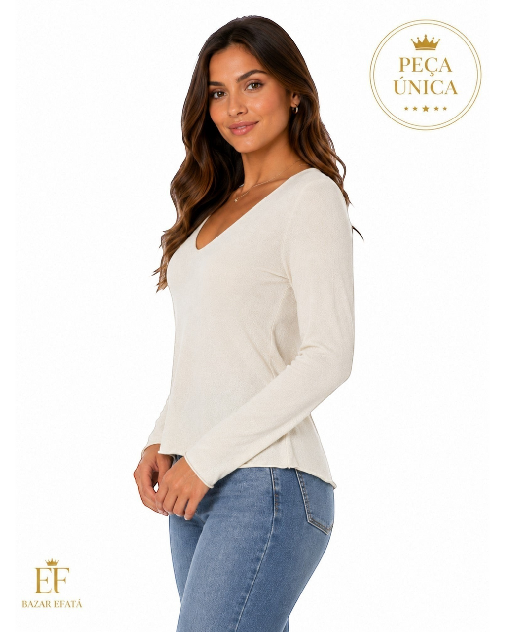 Modelo vestindo blusa feminina Zara off white de manga longa e decote em V, peça única do BAZAR OFICIAL EFATA.