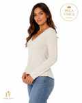 Modelo vestindo blusa feminina Zara off white de manga longa e decote em V, peça única do BAZAR OFICIAL EFATA.
