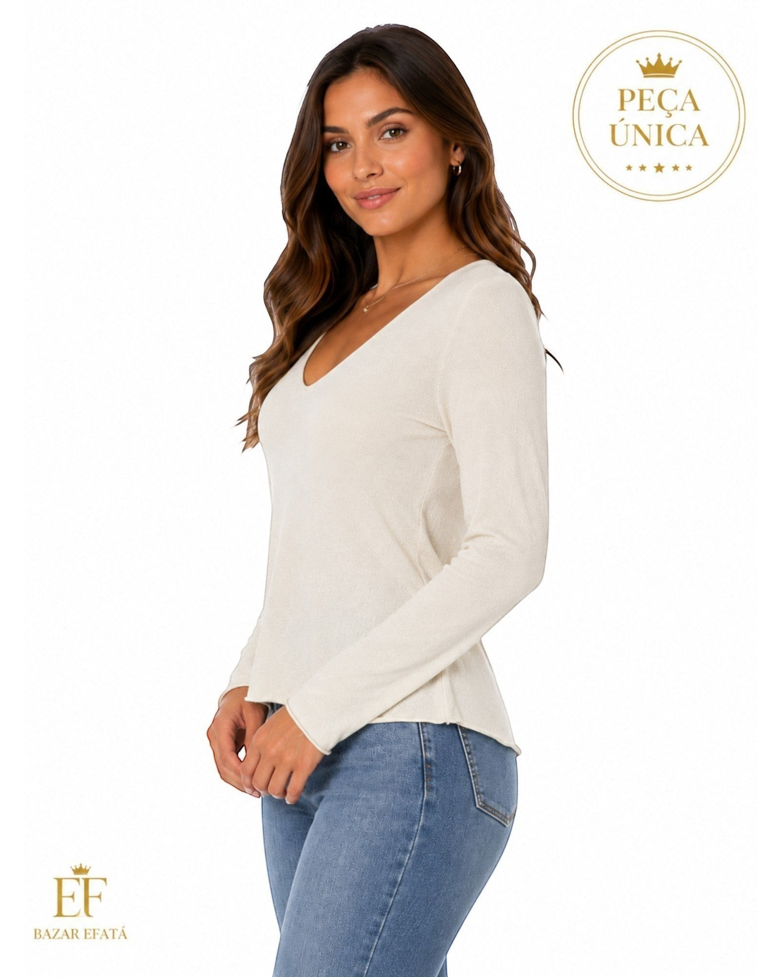 Modelo vestindo blusa feminina Zara off white de manga longa e decote em V, peça única do BAZAR OFICIAL EFATA.