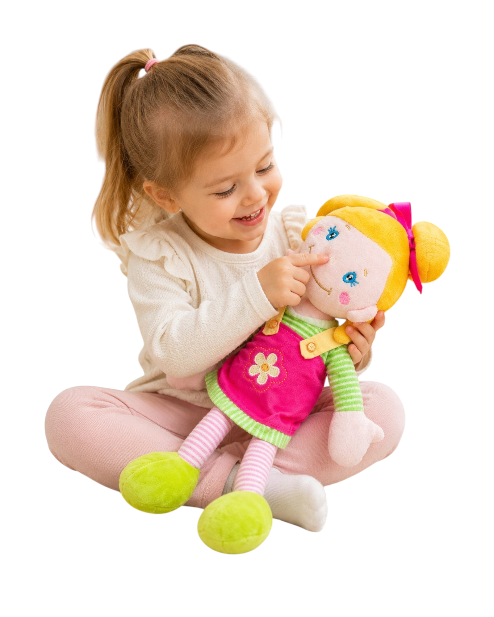 Criança brincando com boneca de pelúcia colorida BAZAR OFICIAL EFATA com vestido rosa, cabelo amarelo e laço.