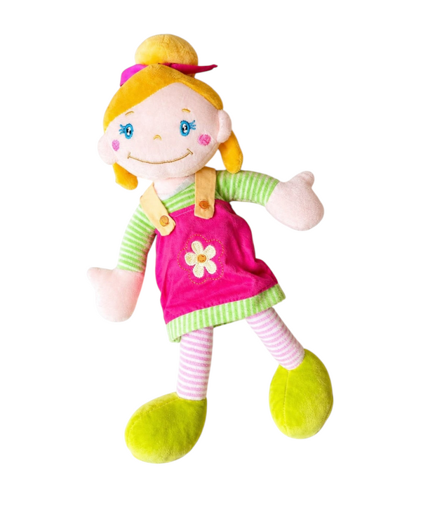 Boneca de pelúcia BAZAR OFICIAL EFATA com vestido rosa, detalhes bordados, cabelos amarelos e braços listrados.