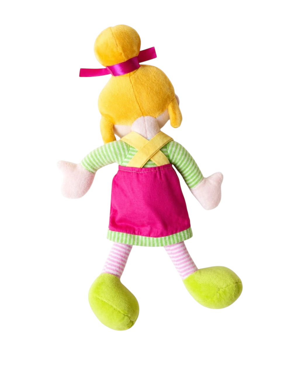 Boneca de pelúcia BAZAR OFICIAL EFATA com vestido rosa, braços listrados, sapatos verdes e cabelo amarelo com laço.