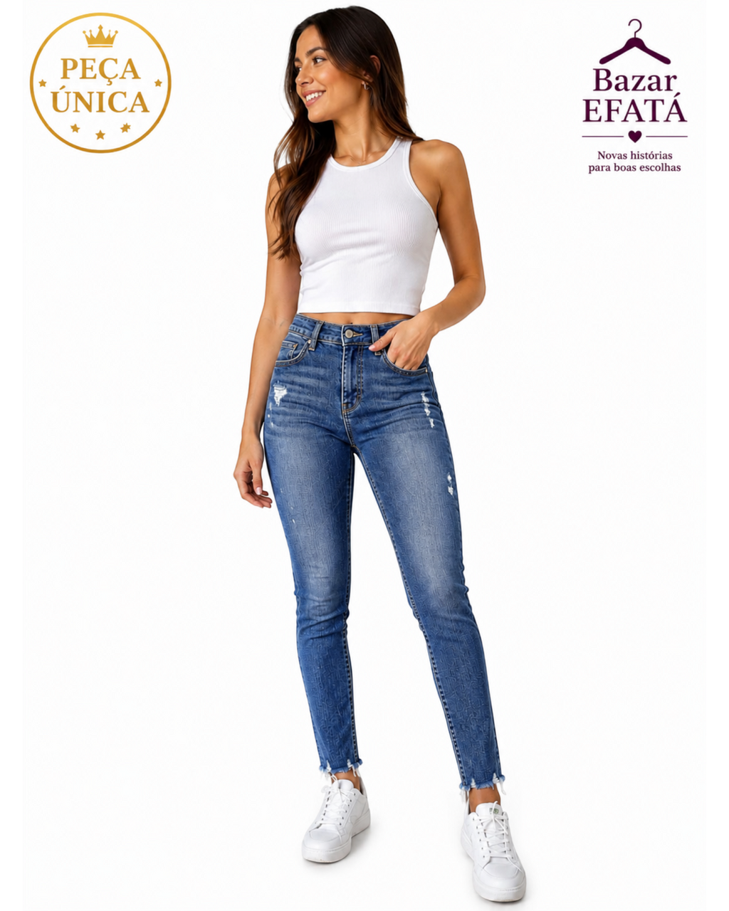 Modelo vestindo calça jeans skinny azul Zara com cintura alta, detalhes destroyed e barra desfiada da BAZAR OFICIAL EFATA