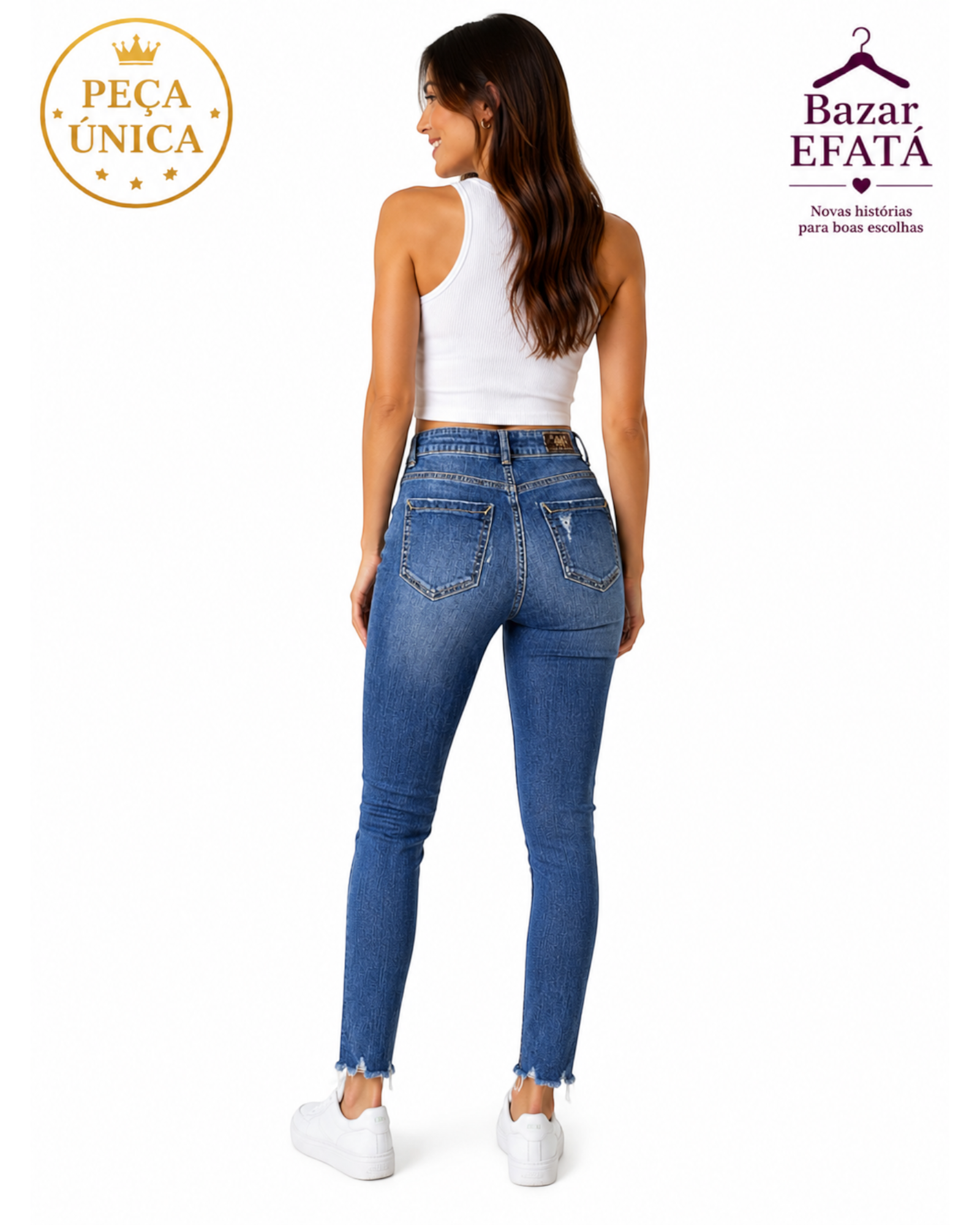 Modelo de costas usando calça jeans skinny azul da Bazar Oficial Efata com cintura alta e barra desfiada.