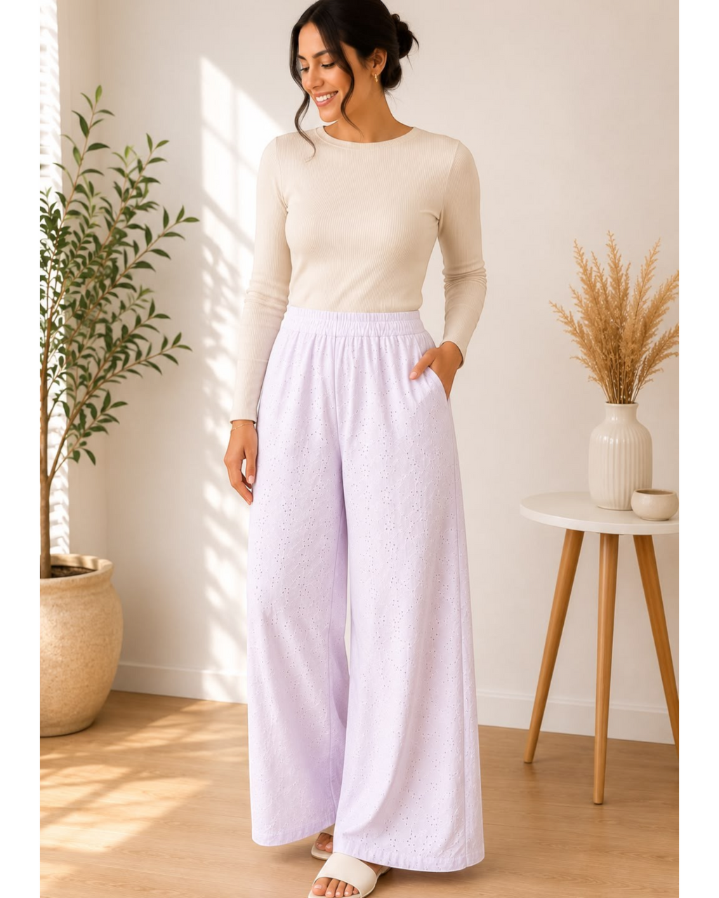 Modelo usando calça pantalona lilás em laise com cós elástico e bolsos, disponível no BAZAR OFICIAL EFATA.