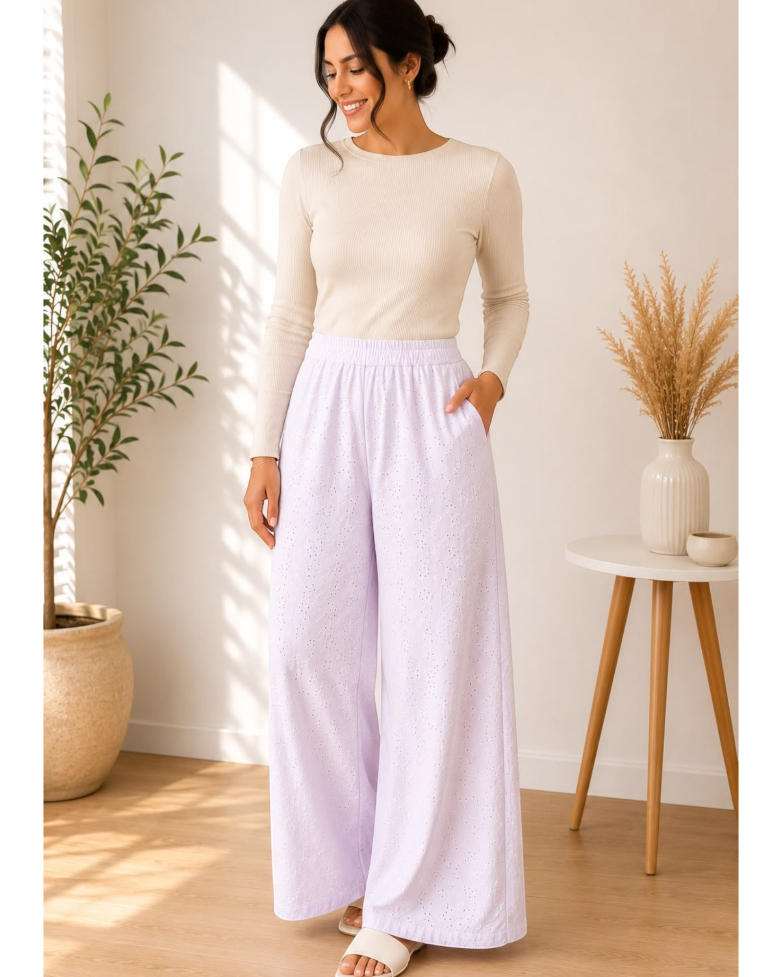 Modelo usando calça pantalona lilás em laise com cós elástico e bolsos, disponível no BAZAR OFICIAL EFATA.