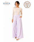 Modelo vestindo calça pantalona lilás em laise com cós elástico e bolsos, da BAZAR OFICIAL EFATA, em fundo branco.