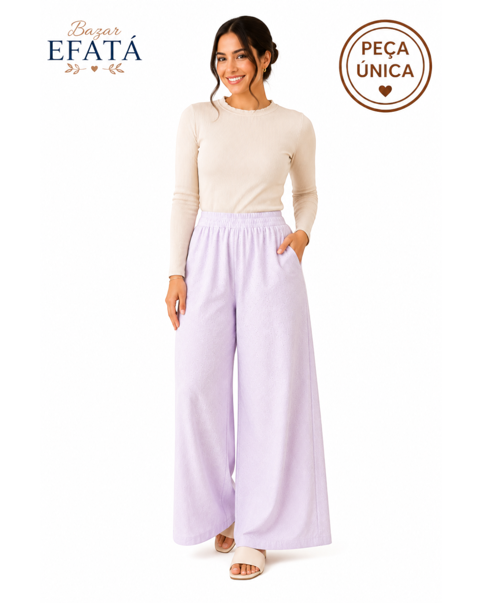 Modelo vestindo calça pantalona lilás em laise com cós elástico e bolsos, da BAZAR OFICIAL EFATA, em fundo branco.