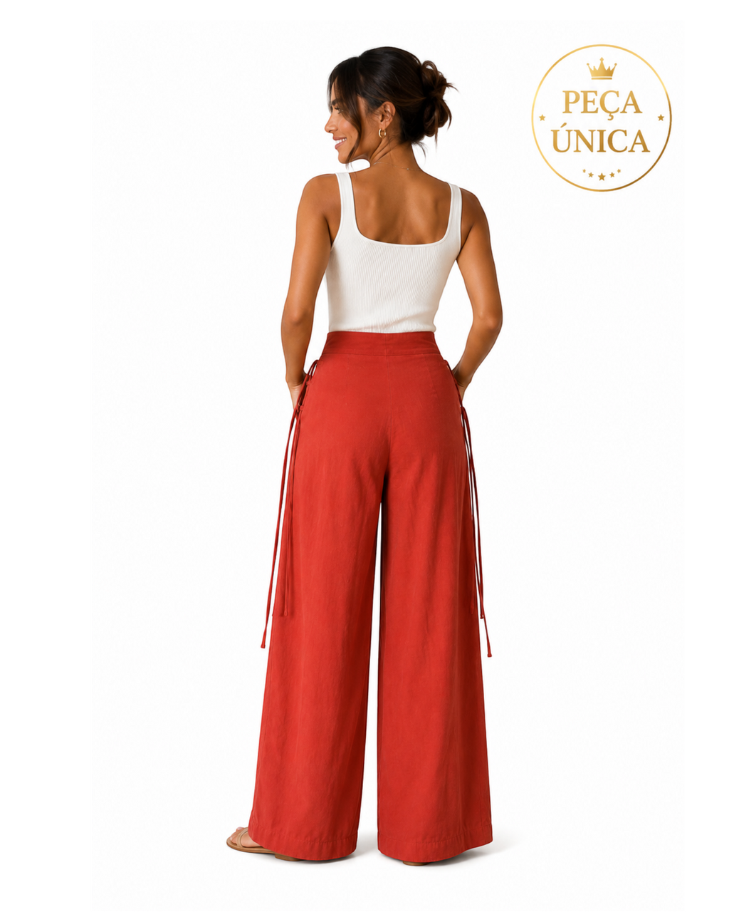Modelo de costas vestindo calça pantalona terracota de cintura alta com cordões laterais, BAZAR OFICIAL EFATA.