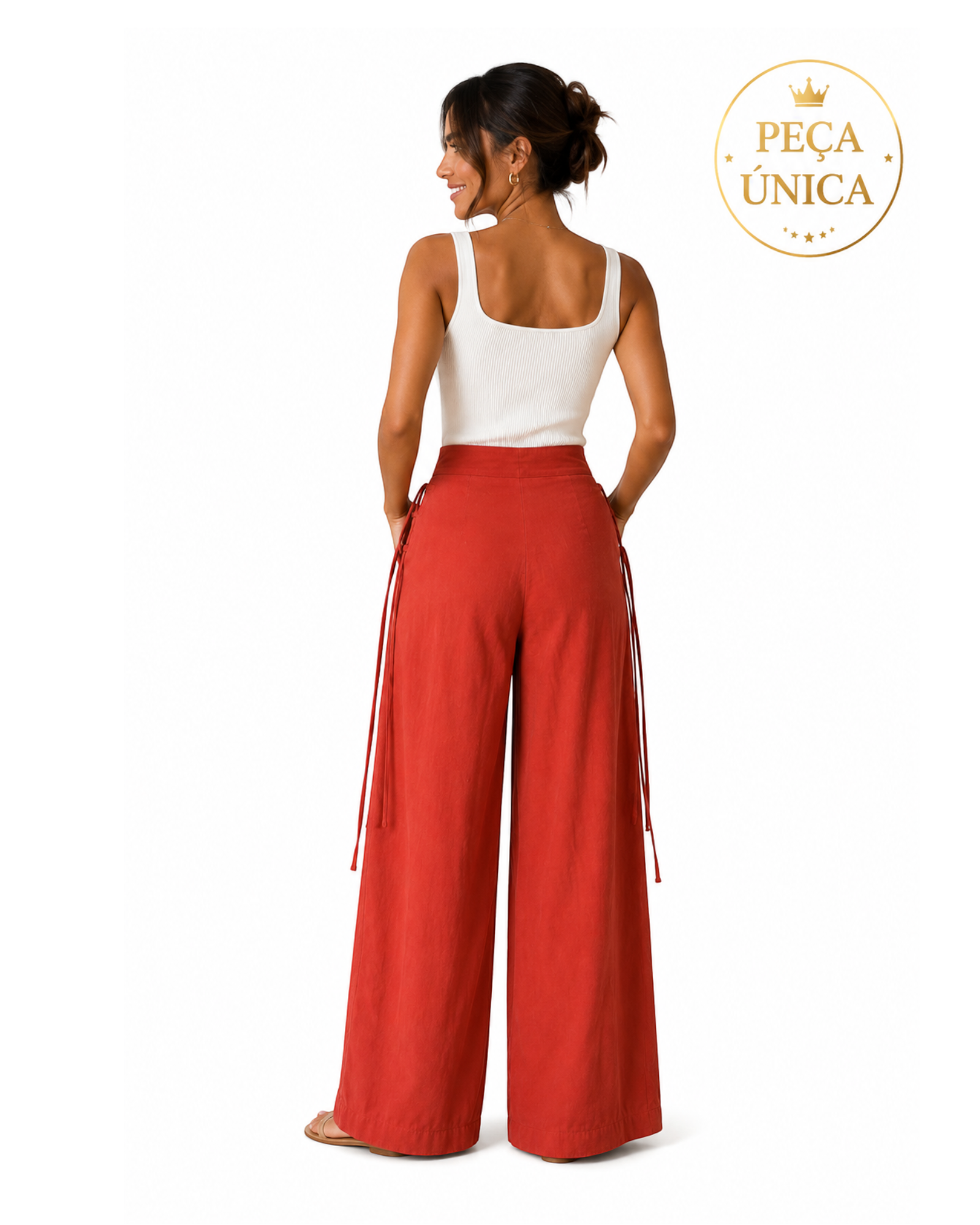 Modelo de costas vestindo calça pantalona terracota de cintura alta com cordões laterais, BAZAR OFICIAL EFATA.
