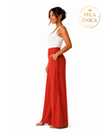 Modelo veste calça pantalona terracota de cintura alta com amarração lateral, peça única do BAZAR OFICIAL EFATA.