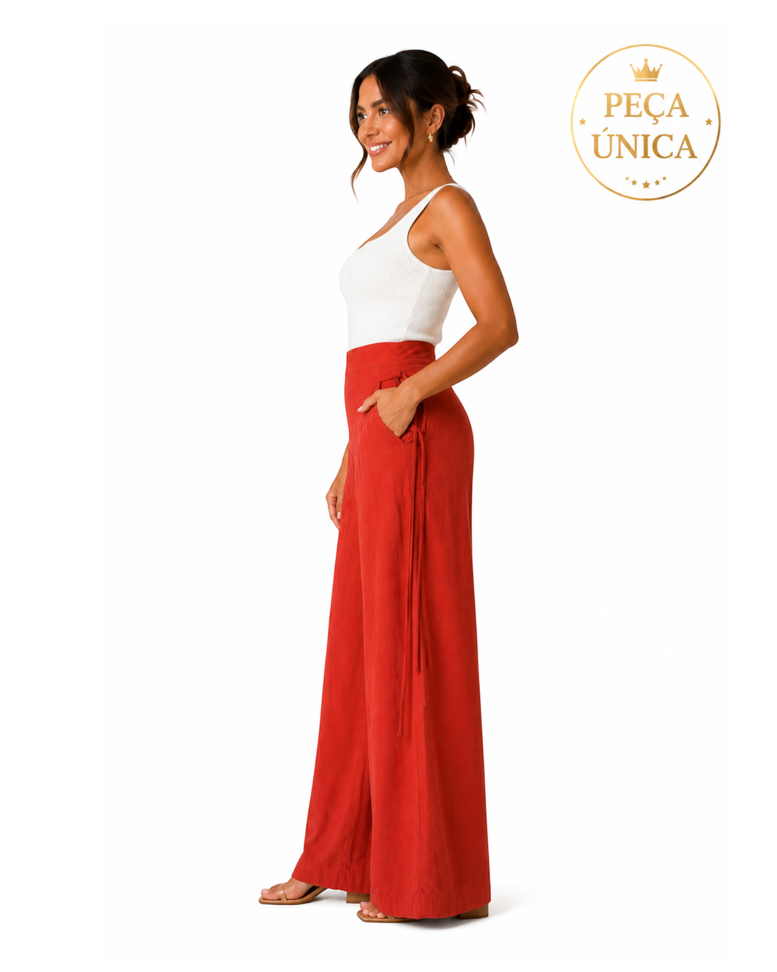 Modelo veste calça pantalona terracota de cintura alta com amarração lateral, peça única do BAZAR OFICIAL EFATA.