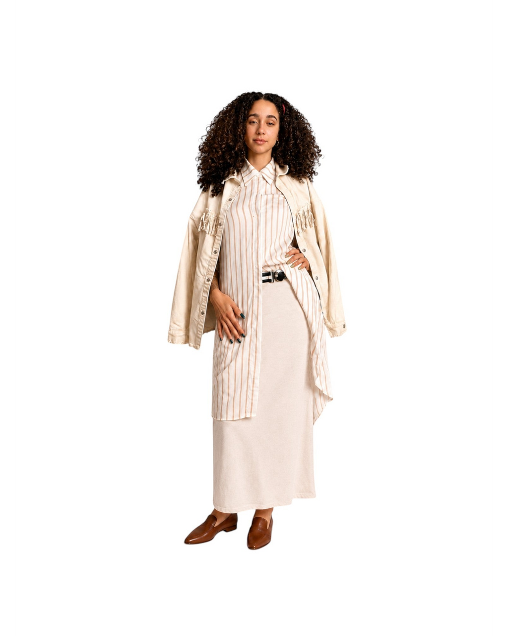 Modelo veste camisa alongada BAZAR OFICIAL EFATA off white com listras bege, saia longa e jaqueta sobreposta.