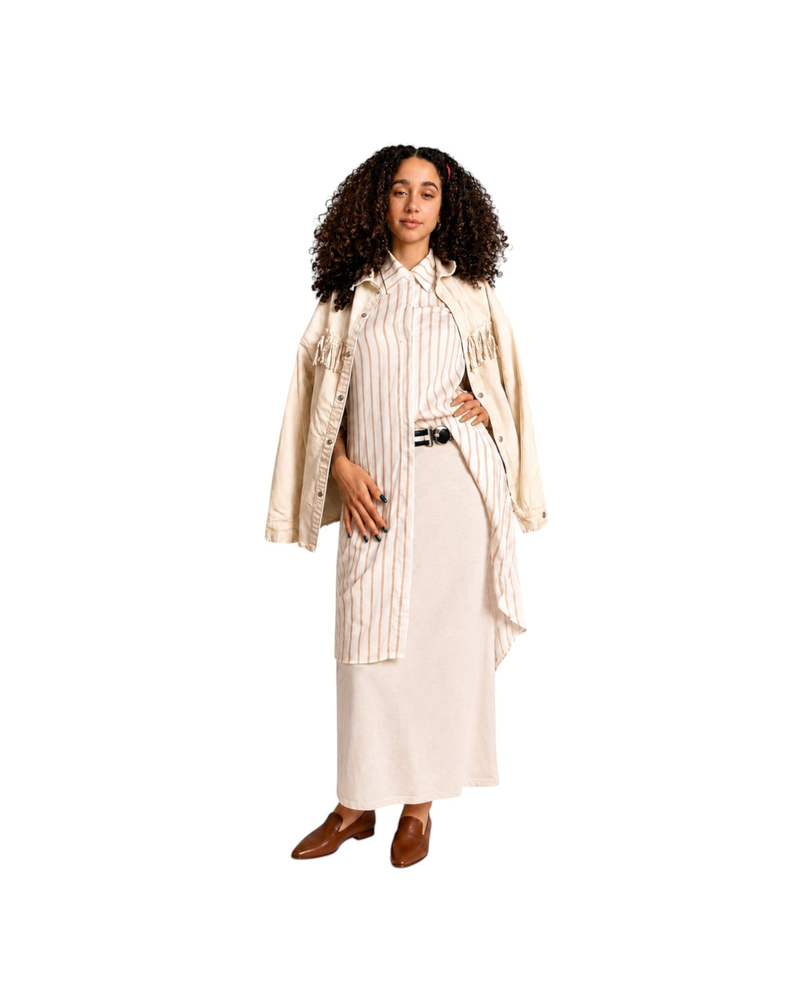 Modelo veste camisa alongada BAZAR OFICIAL EFATA off white com listras bege, saia longa e jaqueta sobreposta.