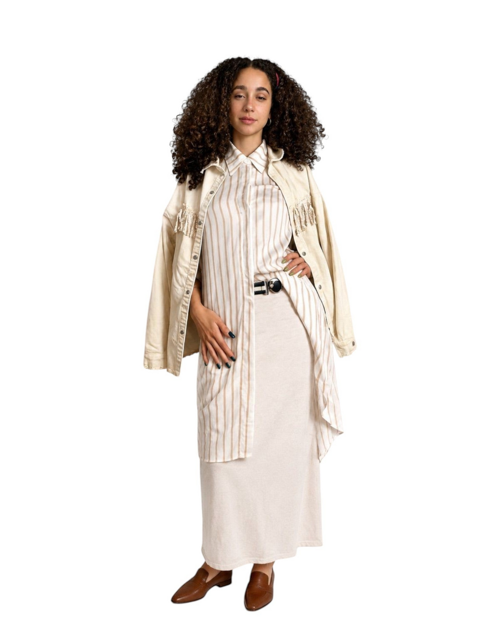 Modelo veste camisa alongada BAZAR OFICIAL EFATA off white com listras bege, gola clássica e mangas 3/4, sobreposta.