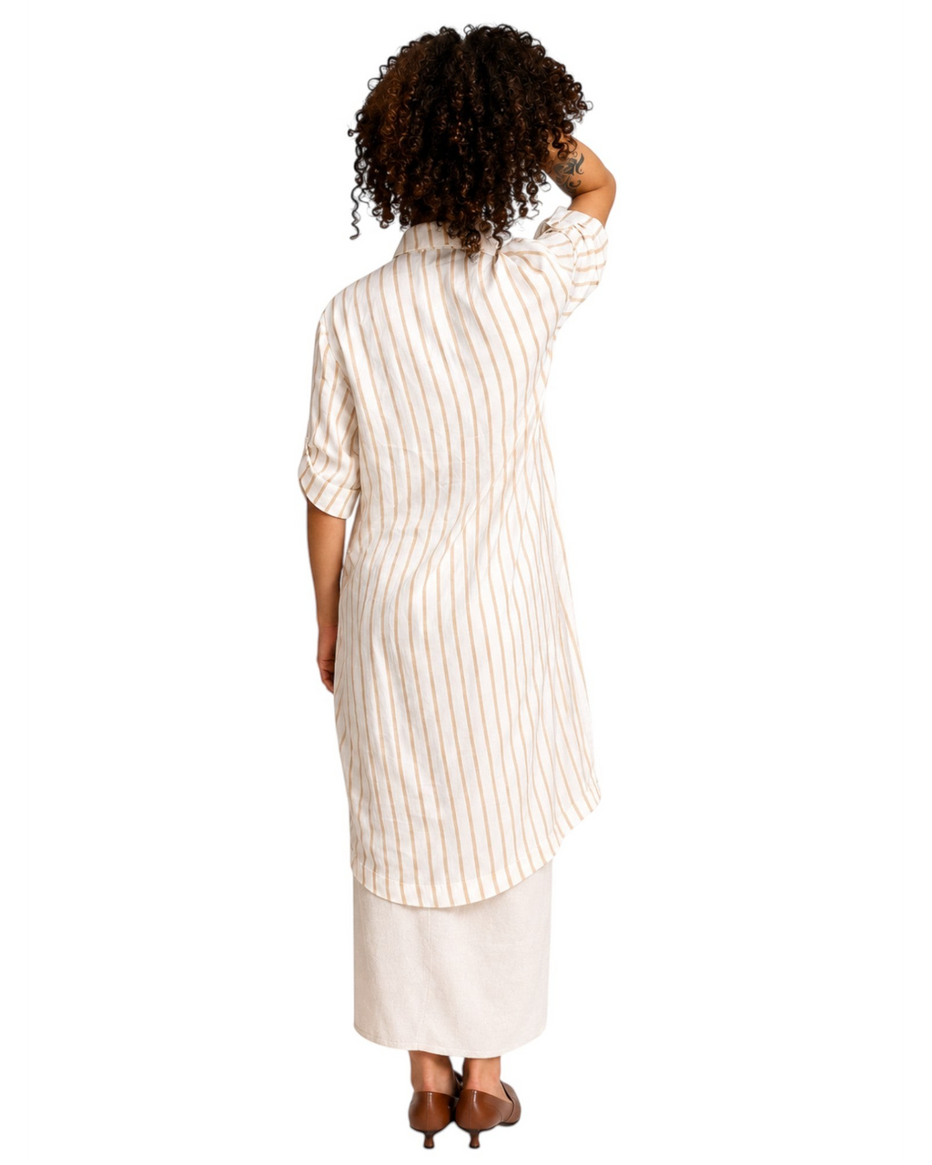 Vista traseira de modelo usando camisa alongada BAZAR OFICIAL EFATA off white com listras bege e mangas 3/4.