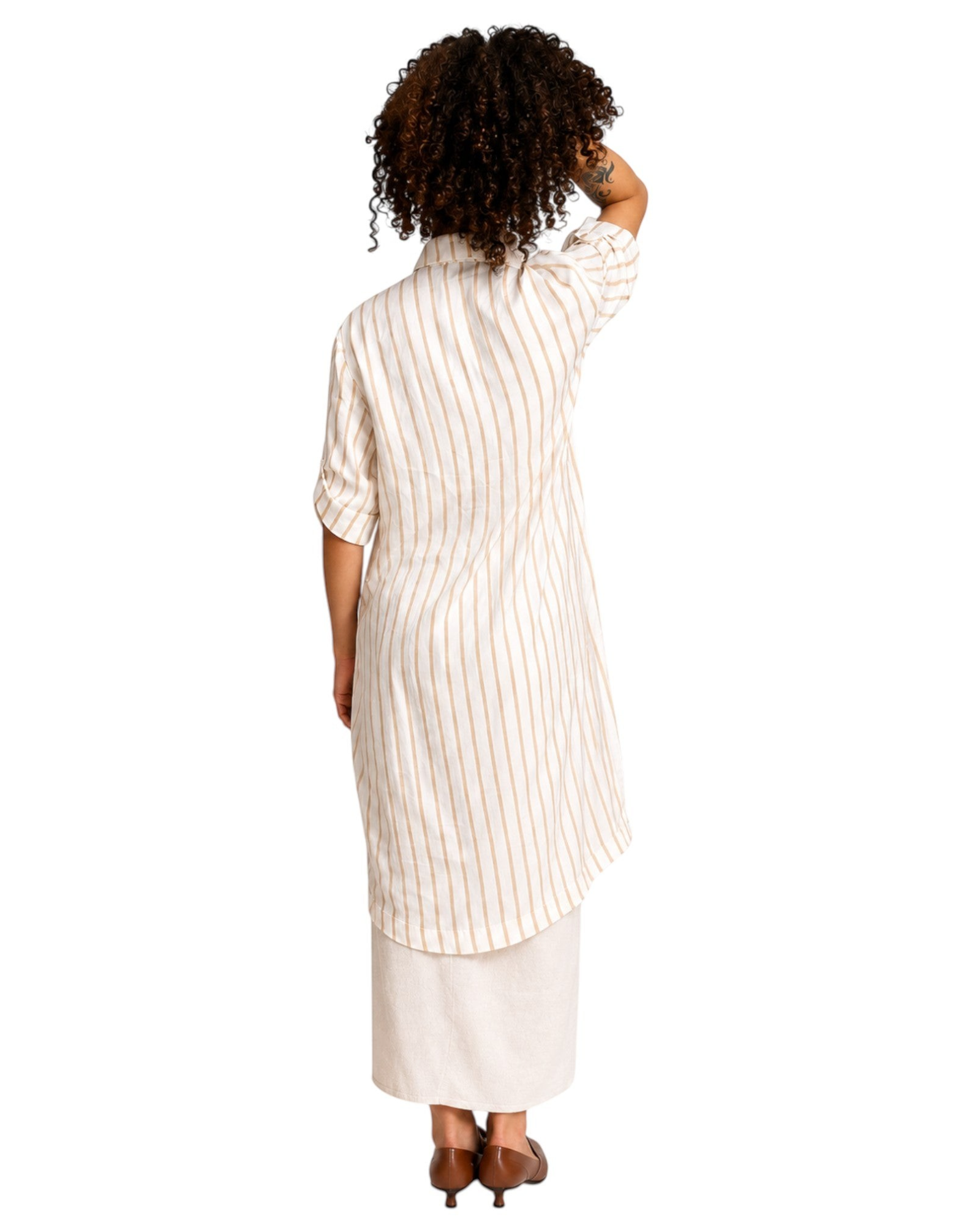 Vista traseira de modelo usando camisa alongada BAZAR OFICIAL EFATA off white com listras bege e mangas 3/4.
