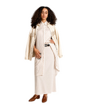 Modelo veste camisa alongada BAZAR OFICIAL EFATA off white com listras bege, saia longa e jaqueta sobreposta.