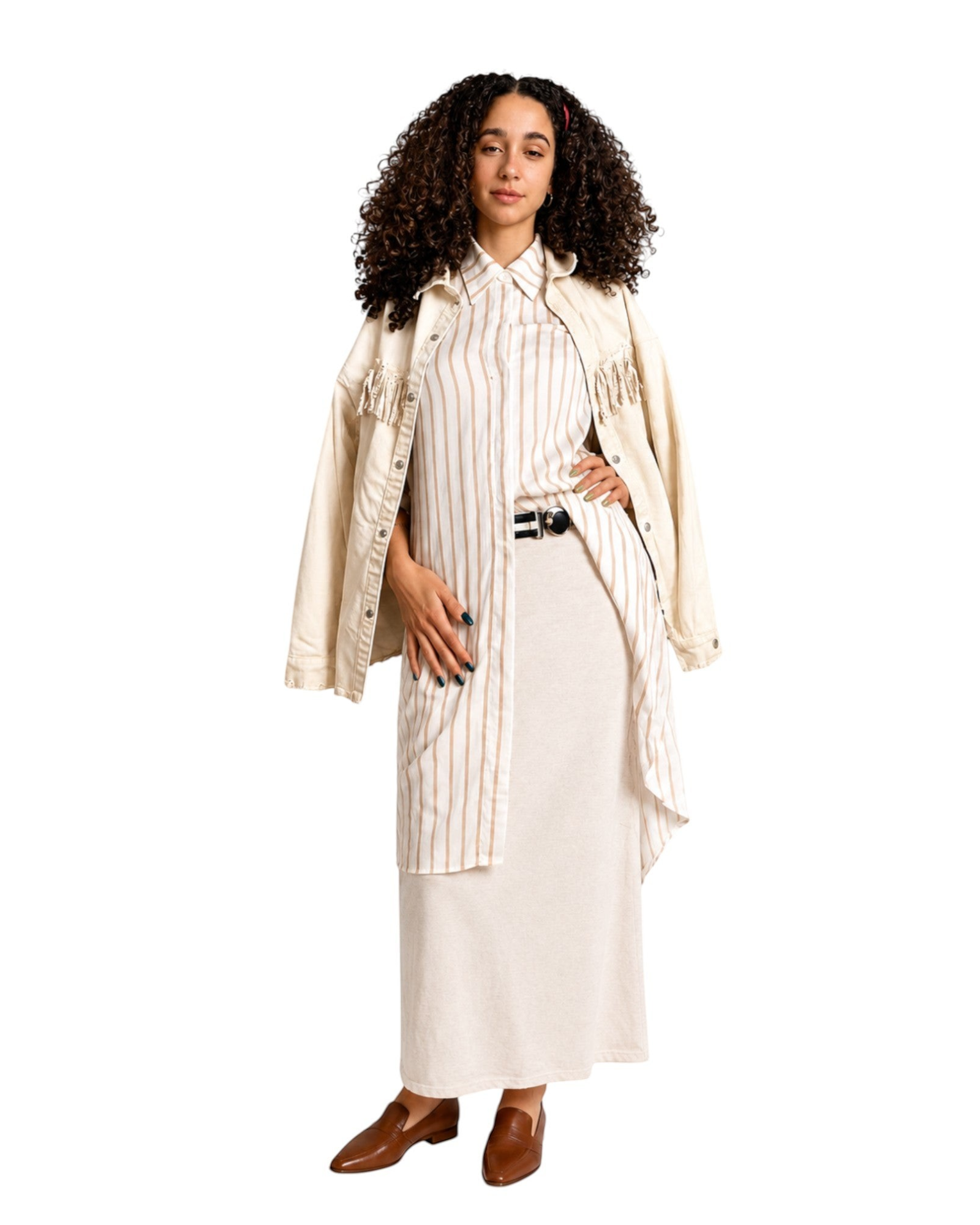 Modelo veste camisa alongada BAZAR OFICIAL EFATA off white com listras bege, saia longa e jaqueta sobreposta.