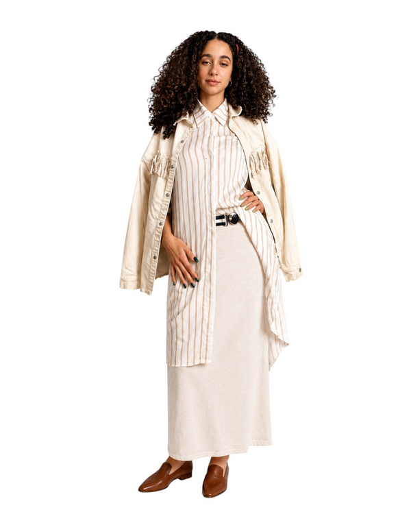 Modelo veste camisa alongada BAZAR OFICIAL EFATA off white com listras bege, saia longa e jaqueta sobreposta.