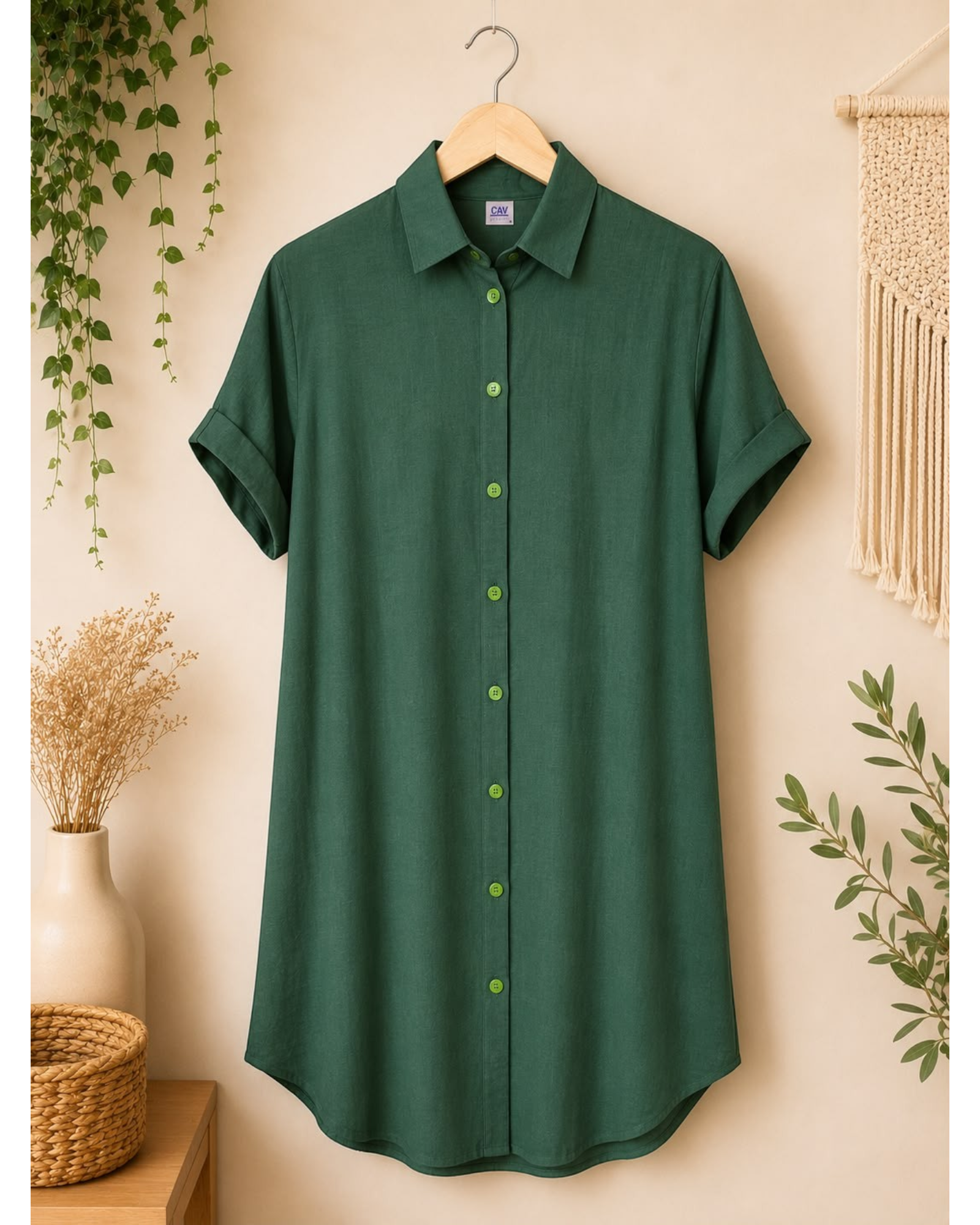 Camisa Chemise feminina BAZAR OFICIAL EFATA verde musgo com botões frontais, gola e mangas curtas dobradas.