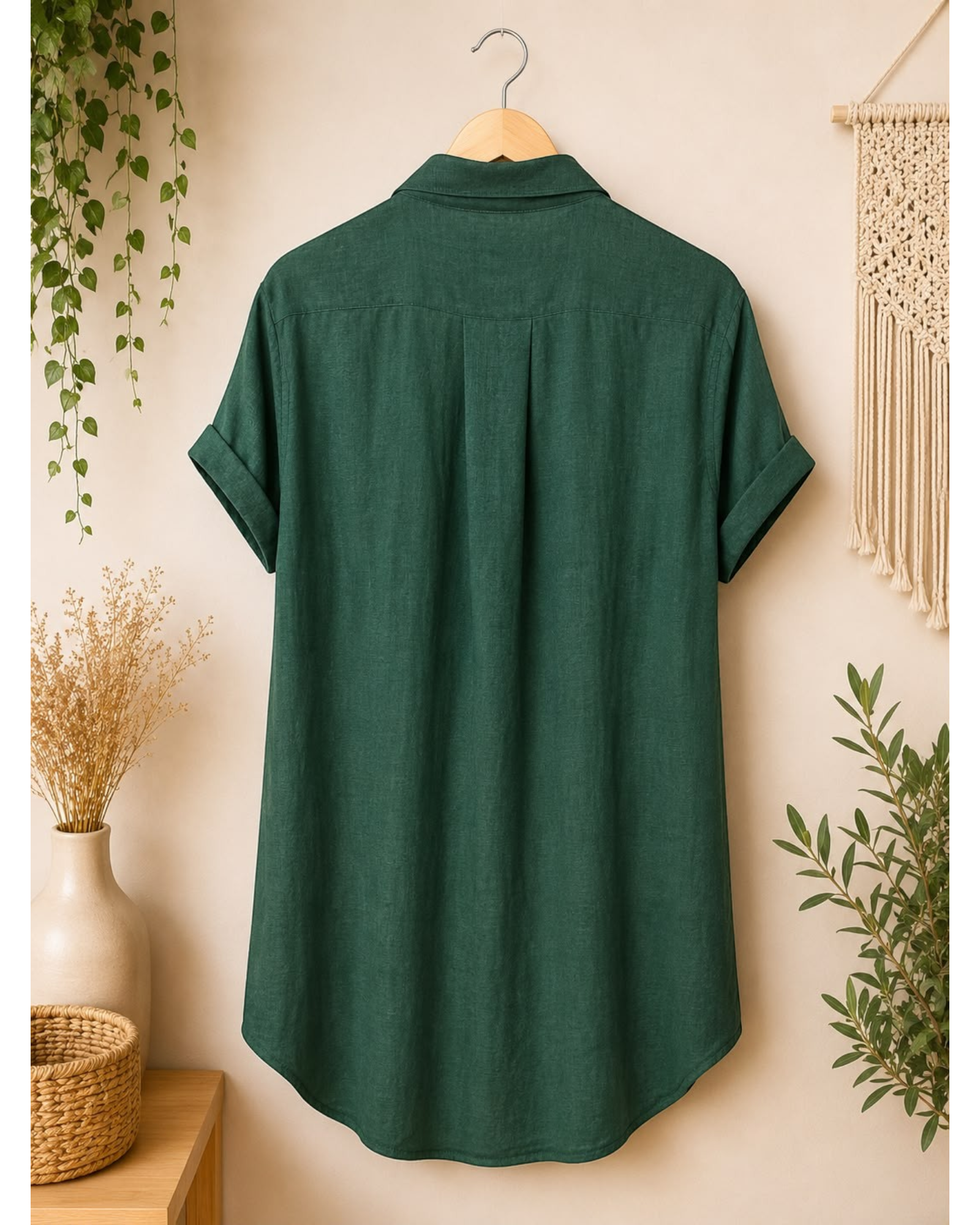 Vista traseira da camisa chemise verde musgo Bazar Oficial Efata com mangas curtas dobradas e barra arredondada.