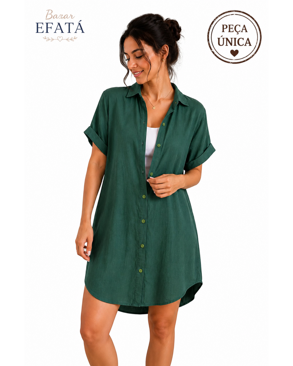 Modelo vestindo camisa chemise verde musgo BAZAR OFICIAL EFATA com botões frontais e mangas curtas dobradas
