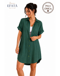 Modelo vestindo camisa chemise verde musgo BAZAR OFICIAL EFATA com botões frontais e mangas curtas dobradas