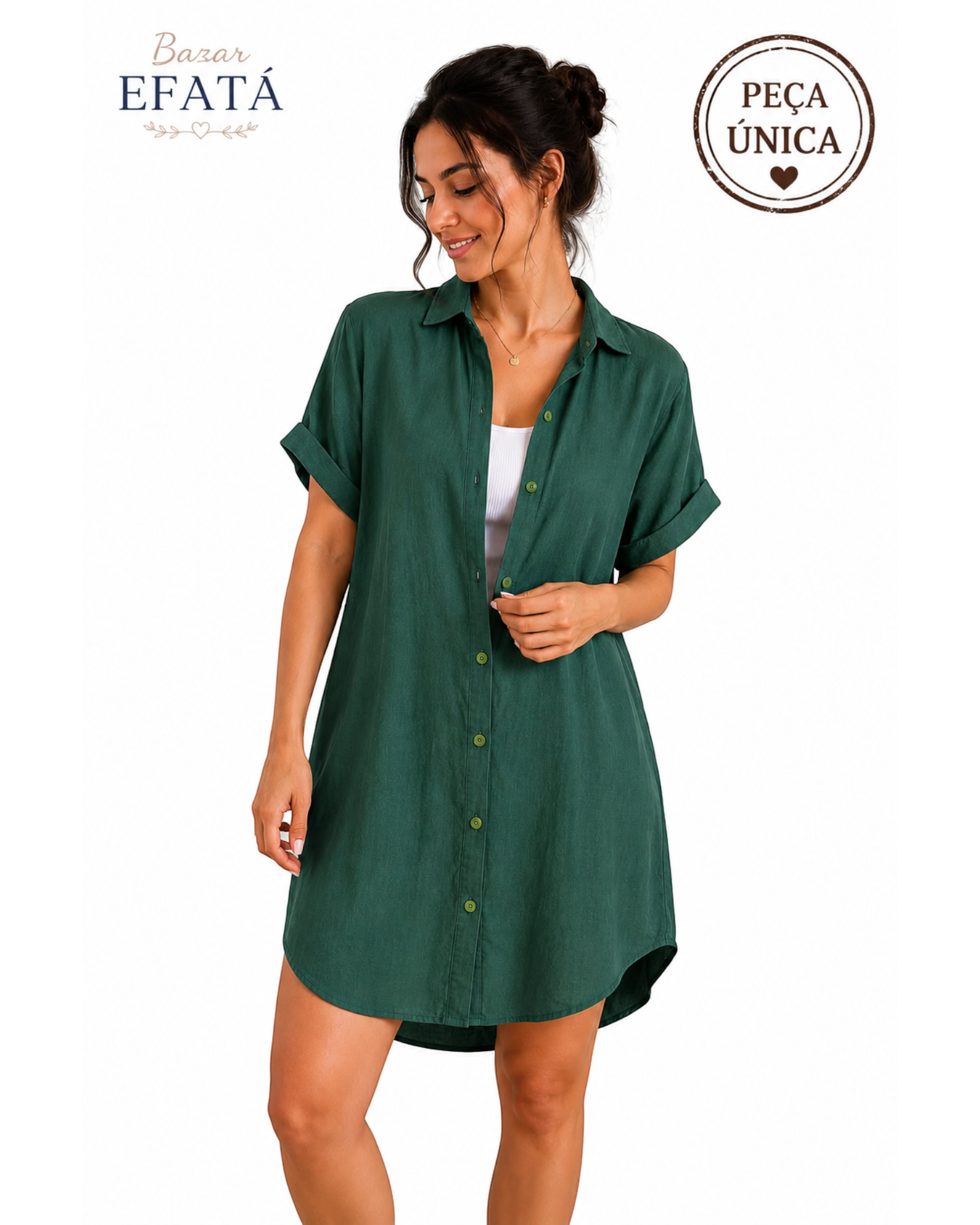Modelo vestindo camisa chemise verde musgo BAZAR OFICIAL EFATA com botões frontais e mangas curtas dobradas