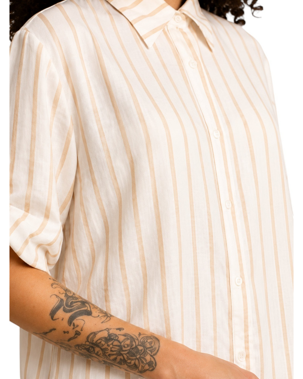 Camisa feminina alongada BAZAR OFICIAL EFATA off white com listras bege, gola clássica e mangas 3/4.