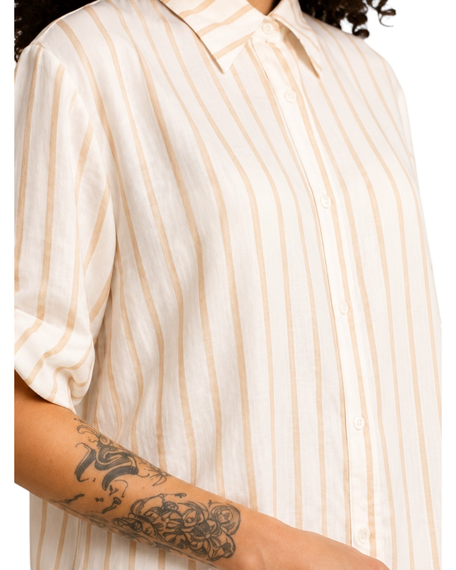 Camisa feminina alongada BAZAR OFICIAL EFATA off white com listras bege, gola clássica e mangas 3/4.