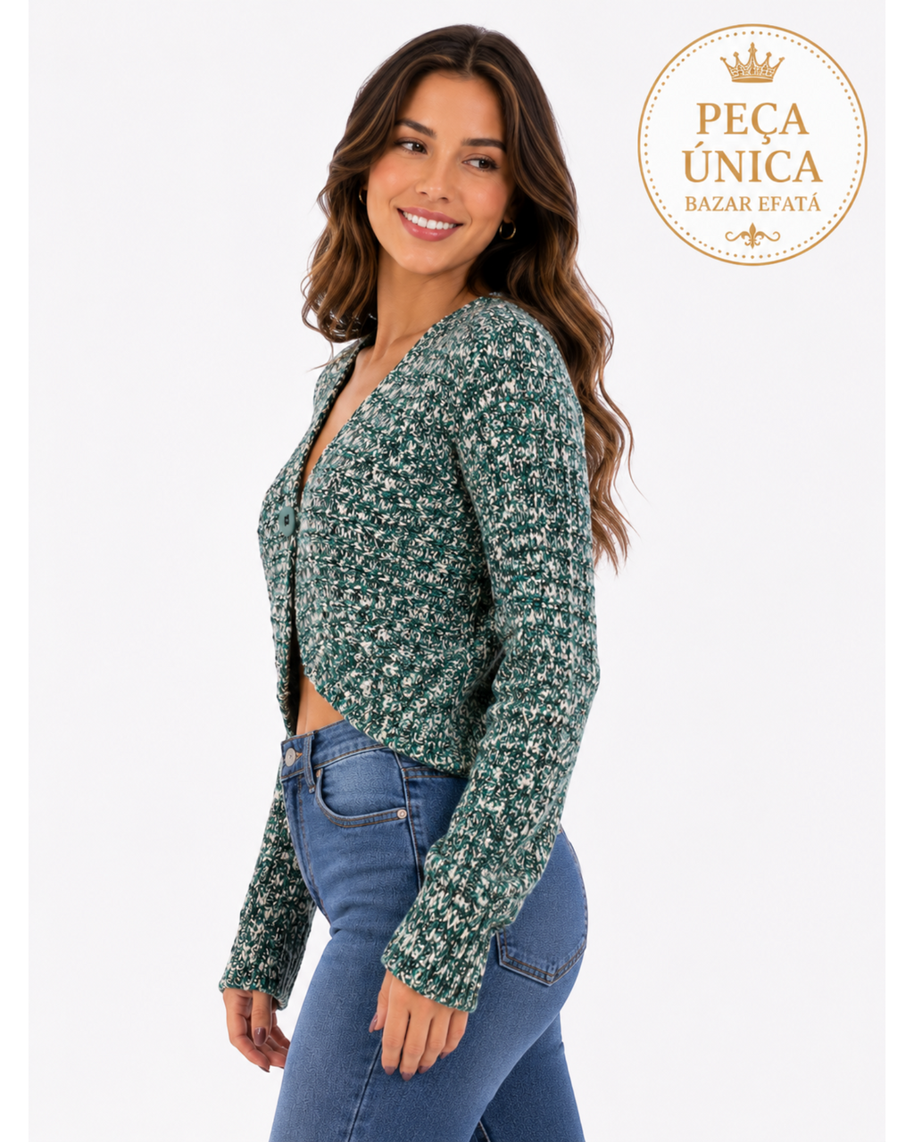 Cardigan feminino cropped BAZAR OFICIAL EFATA em tricô mesclado verde e off white com decote em V e botão frontal
